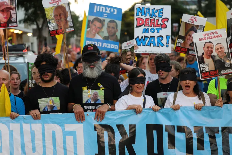 متظاهرون يغلقون شارعا رئيسيا بتل أبيب للمطالبة بصفقة تبادل 2 host 1723742926