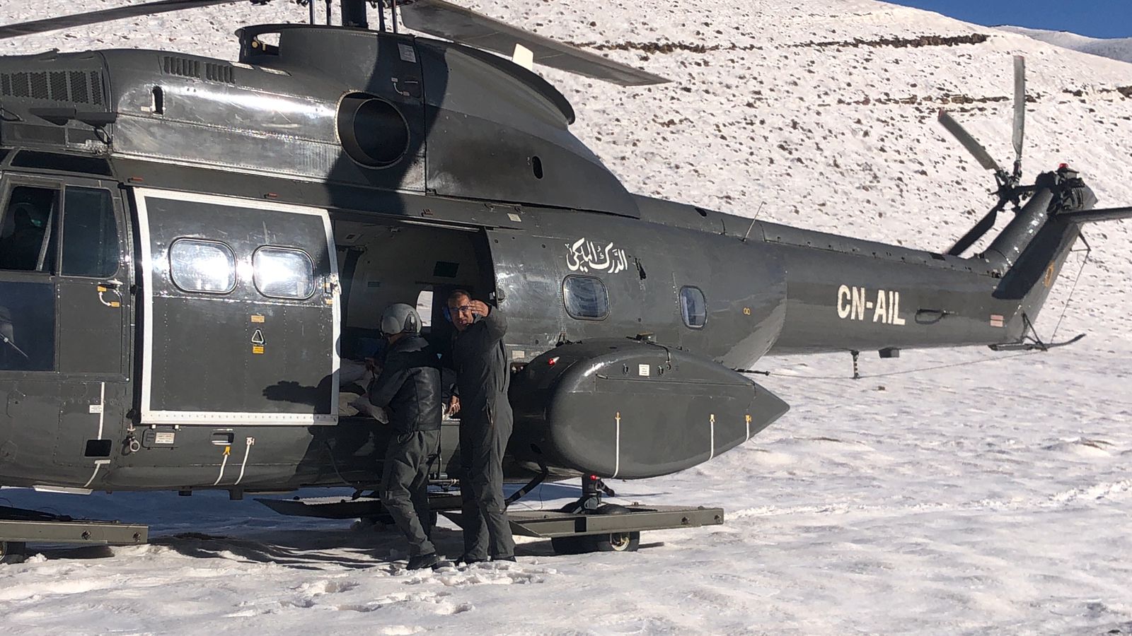 مروحية تابعة للدرك الملكي من إنقاذ مواطن مغربي وزوجته الألمانية حاصرتهما الثلوج. 1 مروحية الدرك الملكي