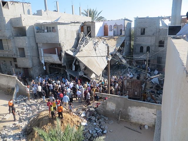 "أونروا" تطالب بوقف إطلاق النار: إسرائيل تقتل طفلاً كل ساعة في غزة. 1 The home of the Kware family after it was bombed by the military