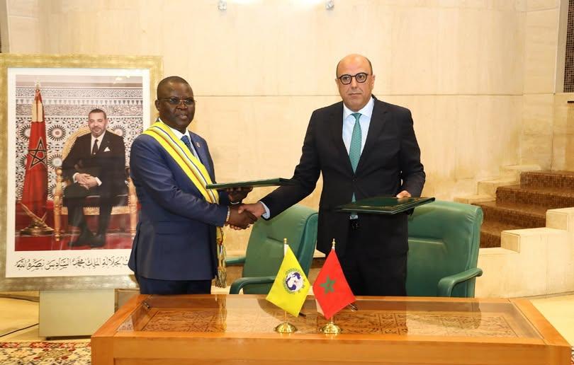 توقيع مذكرة تفاهم بين مجلس المستشارين وبرلمان المجموعة الاقتصادية والنقدية لوسط إفريقيا 1 كرة تفاهم