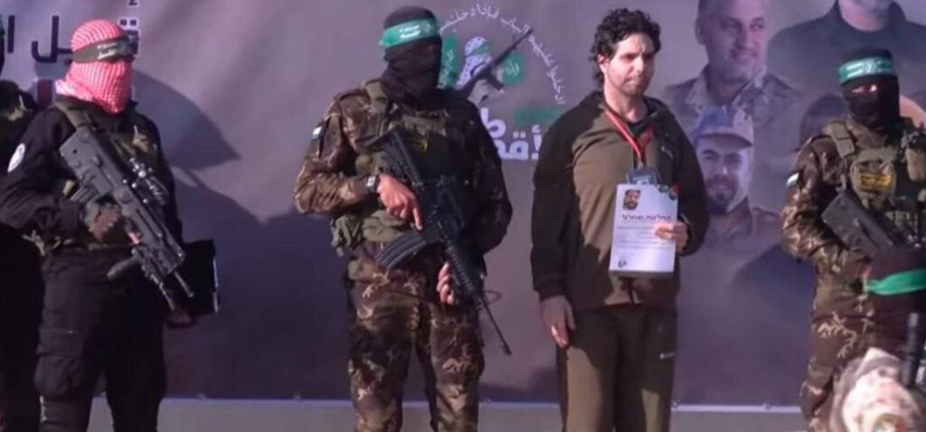 679dc6064c59b71b4a3f2832-1024x478 القسام تسلم 3 أسرى إسرائيليين ضمن الدفعة الرابعة لصفقة التبادل