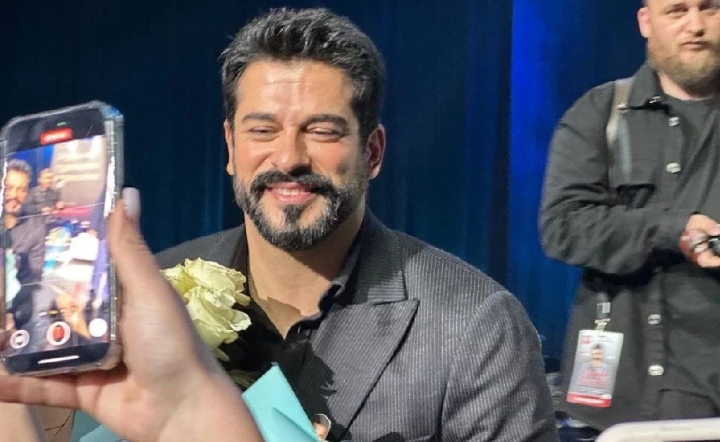 67adbcd742360450110c3112 من قصر الكرملين.. بطل "المؤسس عثمان" بوراك أوزجيفيت يقدم عرضا فنيا ويكشف انطباعاته حول زيارة روسيا