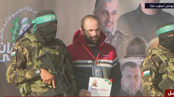 Capture-1738396288 القسام تسلم 3 أسرى إسرائيليين ضمن الدفعة الرابعة لصفقة التبادل