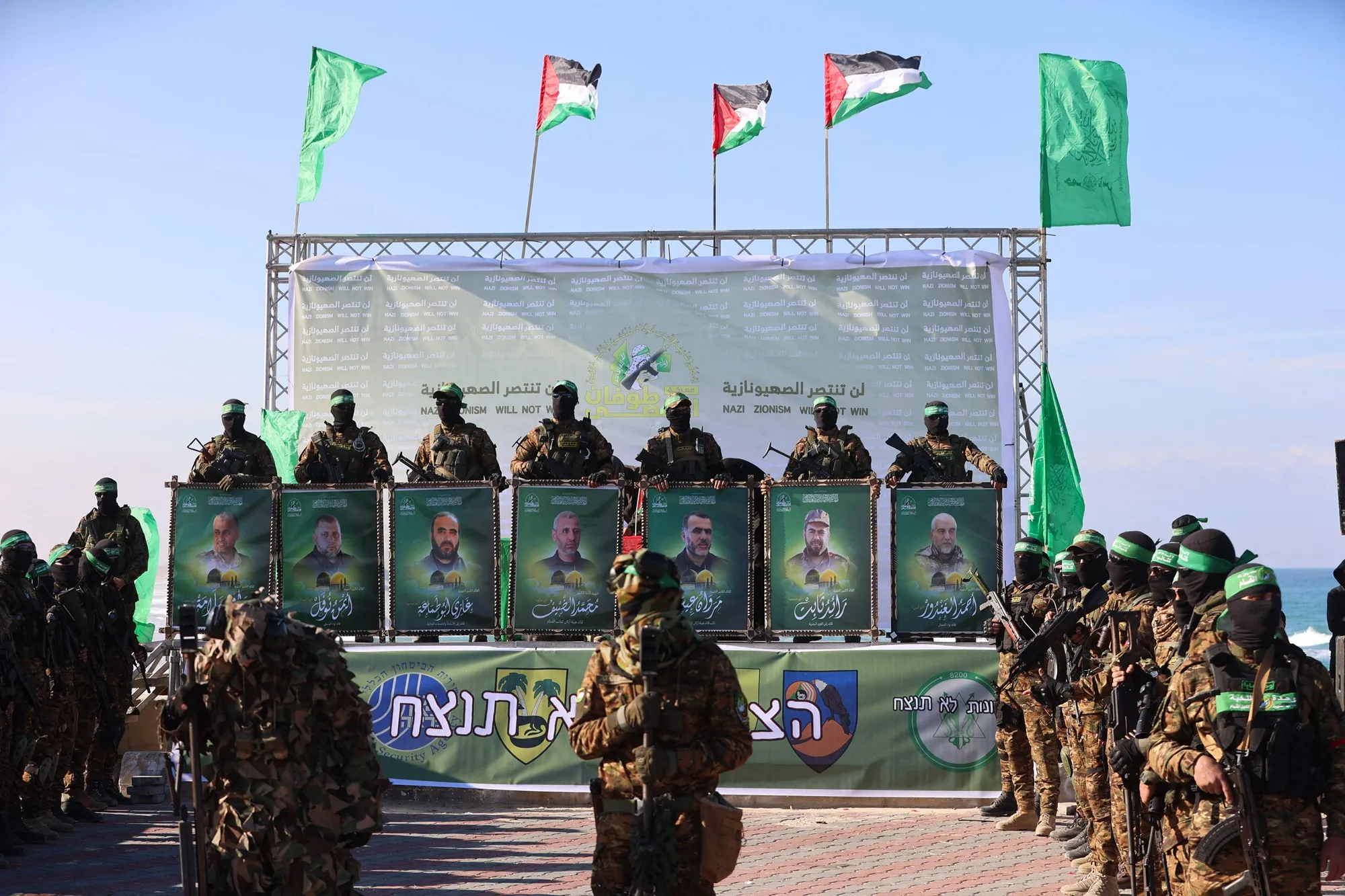 القسام تسلم 3 أسرى إسرائيليين ضمن الدفعة الرابعة لصفقة التبادل 1 وسط حضور شعبي حاشد ودلالات رمزية القسام تسلم 3 أسرى