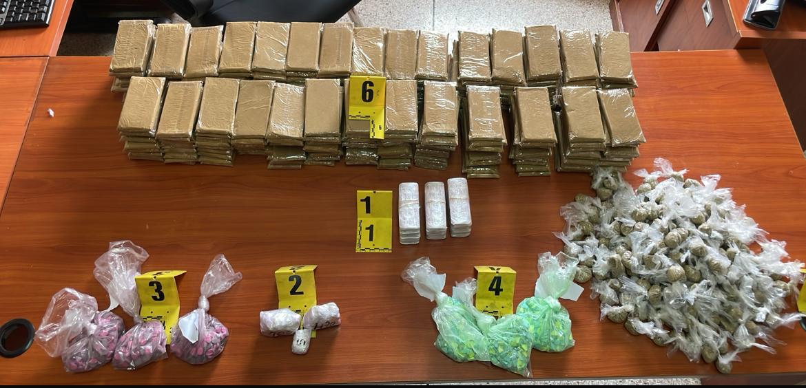 أمن مراكش: توقيف سائق سيارة أجرة وشخصين وحجز 1150 قرص إكستازي، و192 غرام من الكوكايين، و26 كيلوغرام و618 غرام من الشيرا، بالإضافة إلى 992 غرام من مسحوق الكيف. 6 WhatsApp Image 2025 04 11 a 13.31.23 b057d038