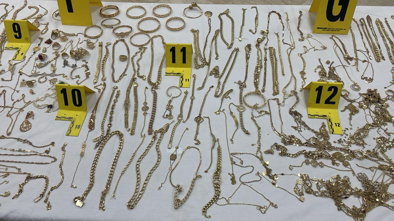 WhatsApp-Image-2025-04-14-a-11.36.50_df6f7135 شرطة طنجة: استرجاع حوالي عشرة كيلوغرامات من الذهب و توقيف ثلاثة أشخاص