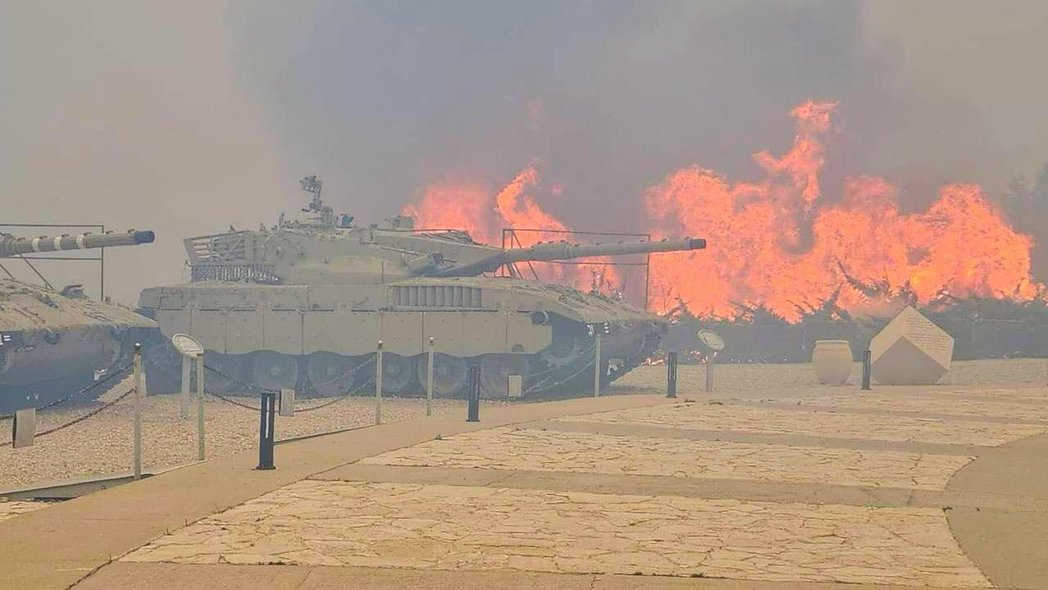 لليوم الثاني.. إسرائيل تحاول إخماد الحرائق وتترقب مساعدة دولية 1 GpzhWmgXQAAfqGY