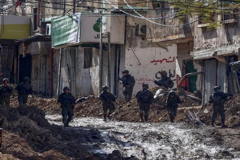 يحتجز الاحتلال مئات من الفلسطينيين في مخيمي طولكرم ونور شمس، ويمنعهم من مغادرة منازلهم التي تواجه خطر الهدم. 1 طولكرم 1744702258