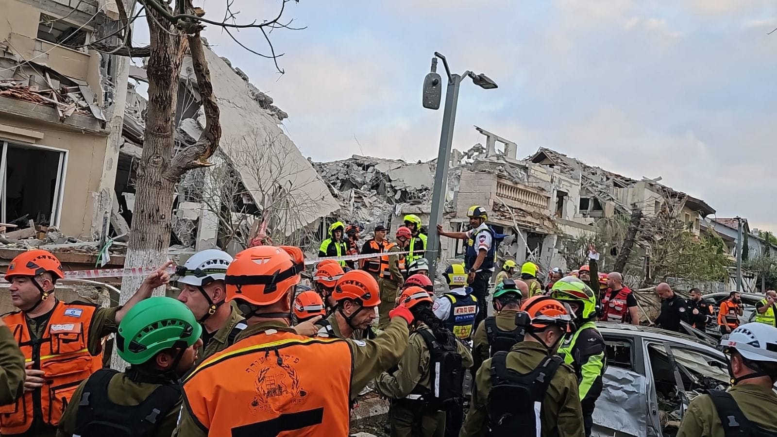 القصف الصاروخي الإيراني يكشف مشاهد الدمار المشابهة لما يحدث في غزة. 1 1 3