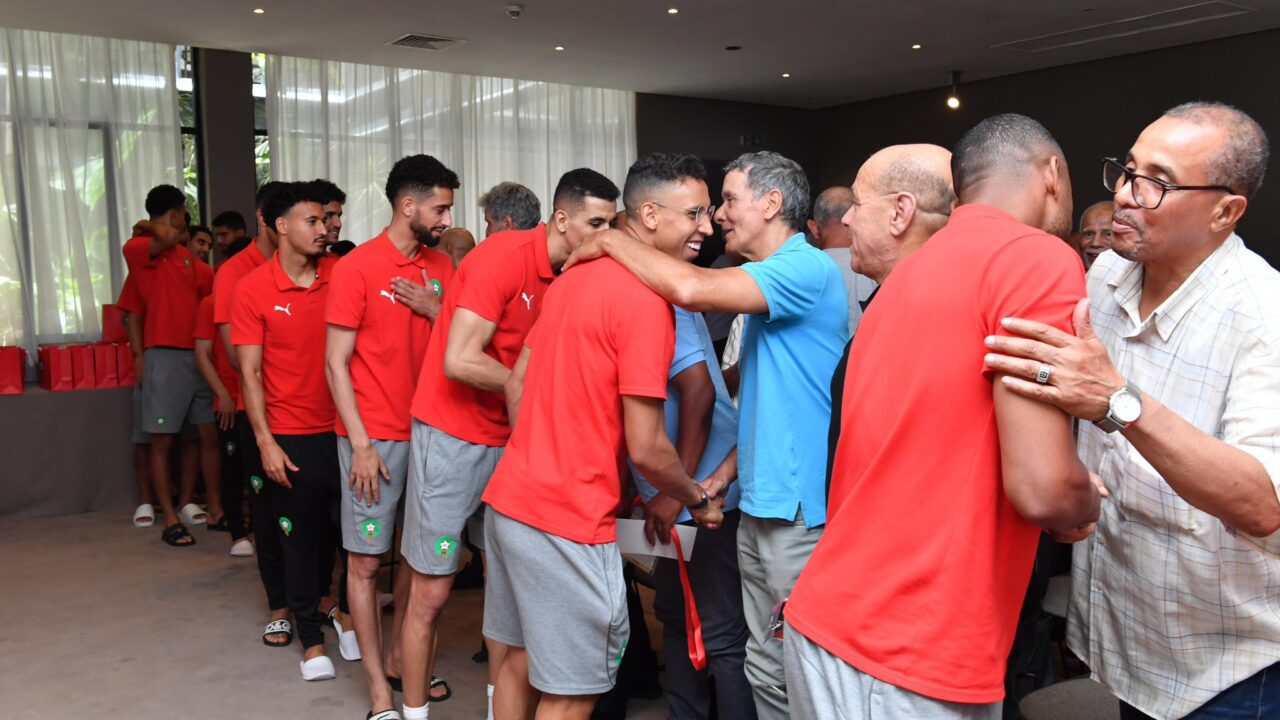 104ب-1280x720-1 فاس: الجامعة الملكية لكرة القدم تنظم مراسم استقبال لتكريم لاعبين سابقين.