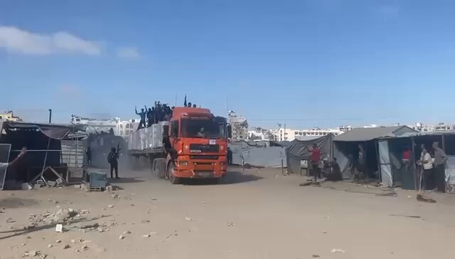 العشائر الفلسطينية تقوم بتأمين دخول عشرات شاحنات المساعدات إلى مخازن غزة 1