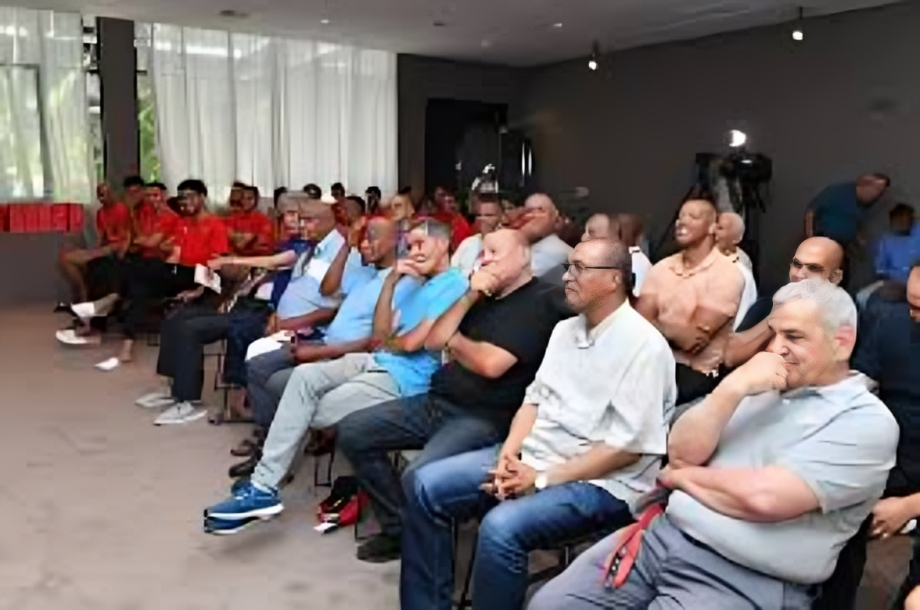 telechargement-1-2 فاس: الجامعة الملكية لكرة القدم تنظم مراسم استقبال لتكريم لاعبين سابقين.