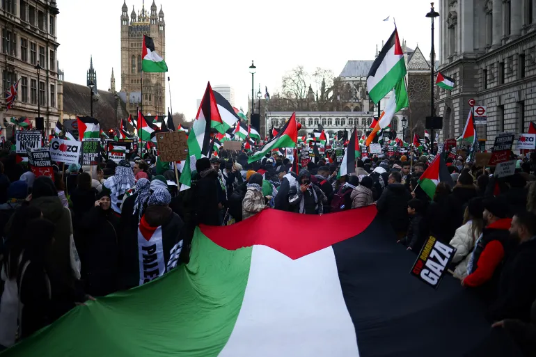 تظاهرات ضخمة في أوروبا اعتراضًا على استمرار الهجوم على غزة. 1 347F2ZT highres 1702752698