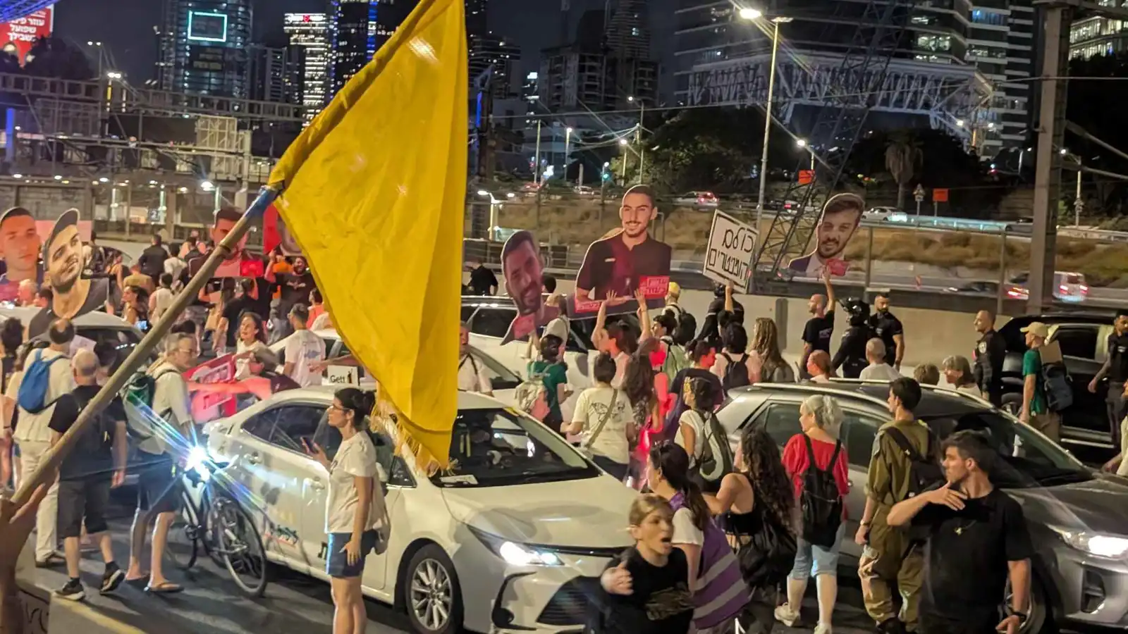 أهالي الرهائن يغلقون طرقًا في تل أبيب احتجاجًا على خطة اجتياح غزة 8 643c7020 fcff 419f b019 d47cc86f5766