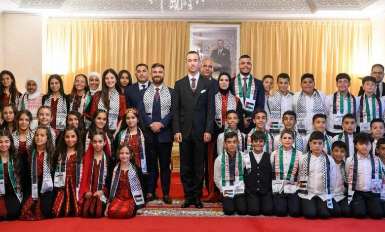 استقبال ملكي في تطوان: أطفال القدس يعربون عن سعادتهم بمشاركتهم في المخيم الصيفي بالمغرب 8 ولي العهد مولاي الحسن مع شباب فلسطينيين 780x470 1