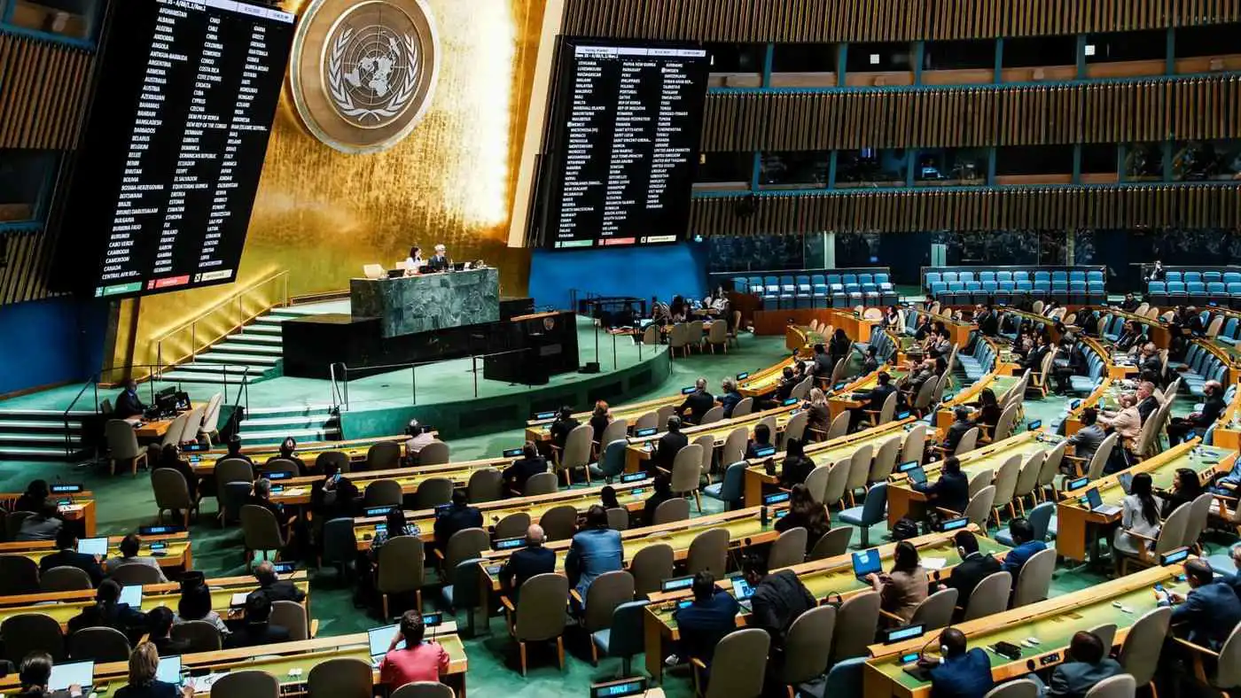 الجمعية العامة تصادق على مشروع قرار يدعم إعلان نيويورك الذي يهدف إلى إقامة دولة فلسطينية مستقلة. 3 2124b6fc 3fdc 4e02 8092 44e72e391ea6