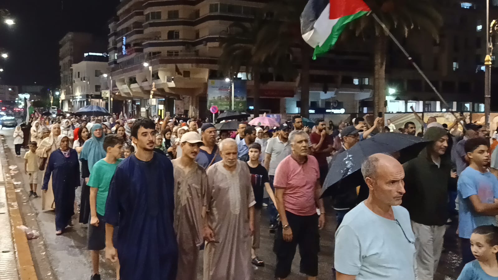 ea2d8ad8-536f-4e7c-9ec2-c62479d0d57e ساكنة فاس شاركت بكثافة في المسيرة التي دعا لها الائتلاف المغربي لدعم فلسطين