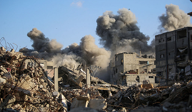 شهيدان ومصابون في قصف الاحتلال تجمعاً للمواطنين شرق خان يونس 1 20251020013021