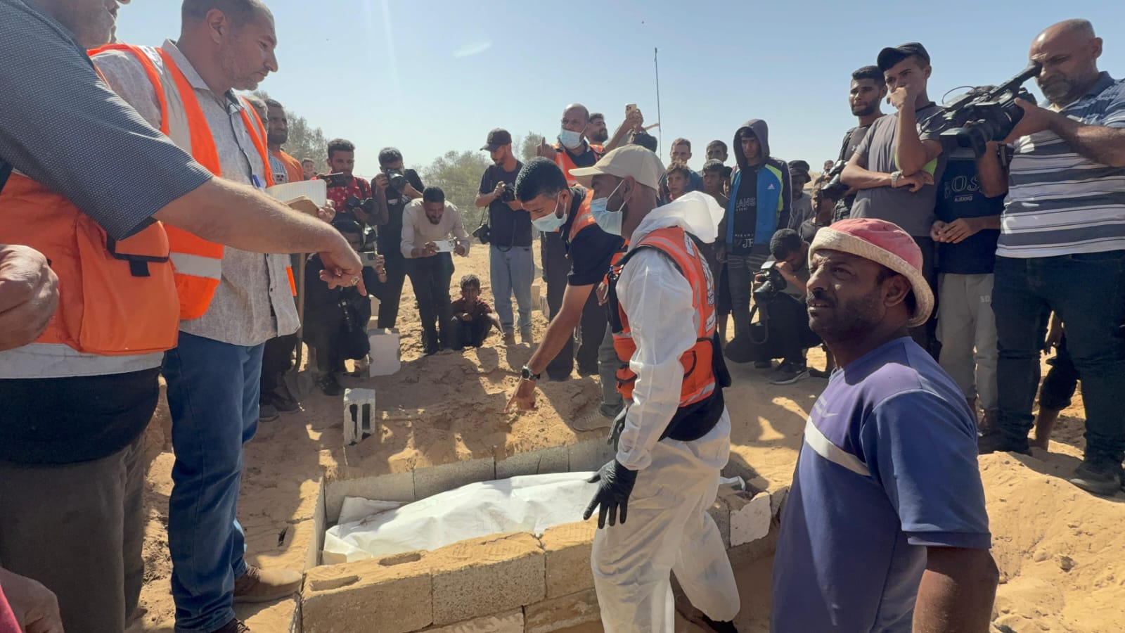 مقبرة جماعية تضم جثامين 54 شهيدًا مجهولي الهوية أعادهم الاحتلال 1 7 9