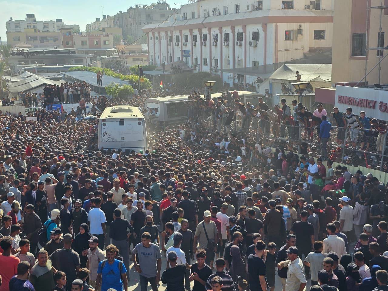 آلاف الفلسطينيين في خان يونس يستقبلون الأسرى المحررين في صفقة التبادل 6 IMG 0394