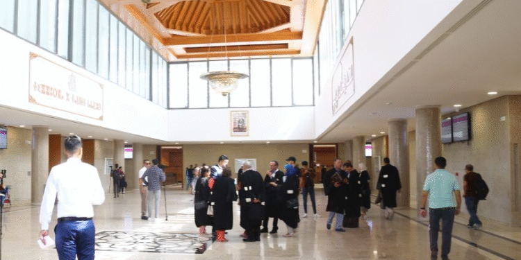 محكمة الرباط تصدر أحكاما بالسجن على ثلاثة أشخاص متورطين في الاعتداء على رجال الشرطة في سلا. 1 محكمة الرباط تصدر أحكاما بالسجن على ثلاثة أشخاص متورطين في الاعتداء على رجال الشرطة في سلا.