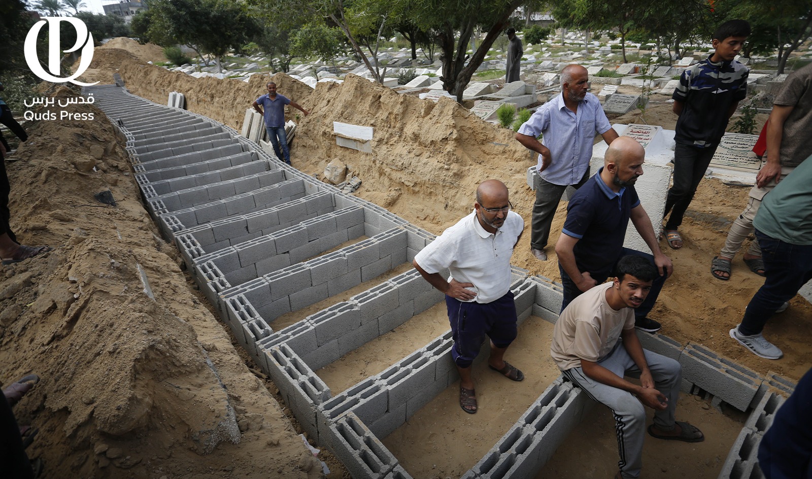 وزارة الصحة بغزة: 54 شهيدًا مجهولي الهوية في غزة دُفنوا بمقابر جماعية لاختفاء أيّ دلائل لهويتهم 1 مقابر جماعية معدل 1