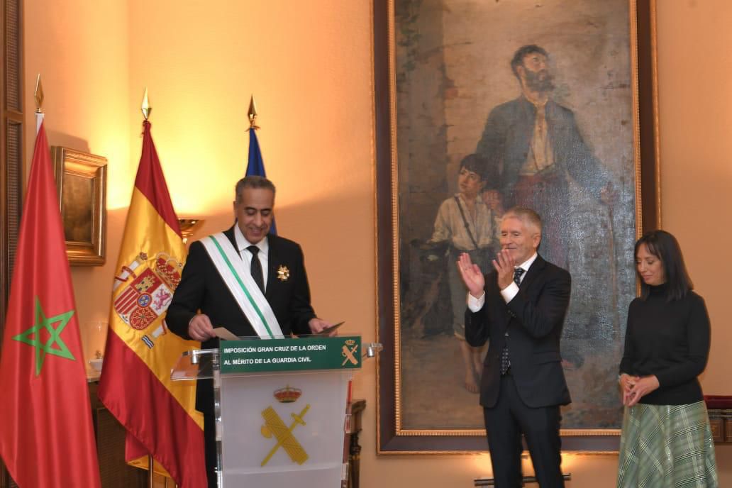 8d349570-19bd-4dfc-a8e3-426a38e1c5a6 عبد اللطيف حموشي يتلقى أرفع وسام إسباني.. وزير الداخلية الإسباني يشيد بدوره في الأمن ومكافحة الإرهاب