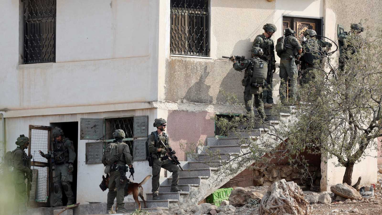 حملة اعتقالات واسعة بالضفة: قوات الاحتلال تعتقل 56 فلسطينياً من الخليل.. وتعلن بلدة بيت أمر "منطقة عسكرية مغلقة 5 f080cd4c c06f 4010 929e bf06eeabd9d4