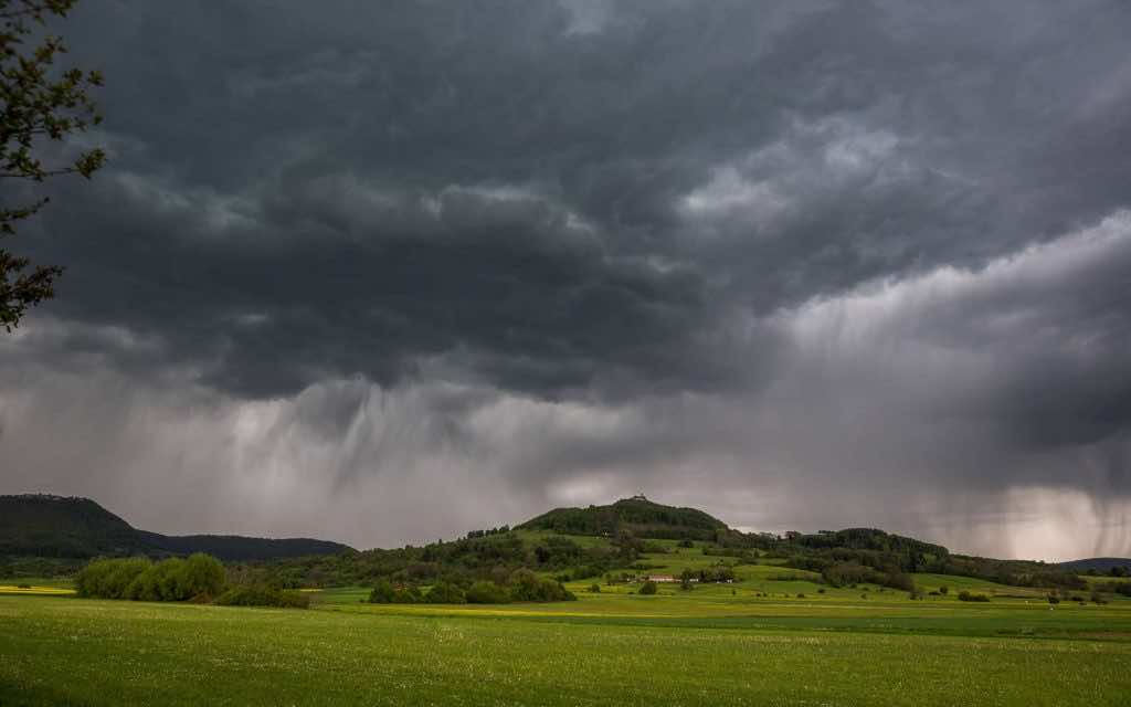 توقعات الطقس ليوم الأحد: أجواء ملبدة بالغيوم مع تساقط أمطار محلية في بعض المناطق. 1 image 59 1024x640 1
