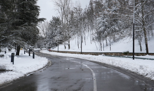 نشرة إنذارية "حمراء": ثلوج كثيفة (80 سم) و أمطار رعدية متوقعة في عدة أقاليم بالمملكة من اليوم الثلاثاء إلى الخميس. 8 أفادت المديرية العامة للأرصاد الجوية بأنه من المتوقع حدوث تساقطات ثلجية وزخات مطرية قوية محليا رعدية، بالإضافة إلى هبات رياح قوية، بدءًا من يوم الاثنين وحتى بعد غدٍ الأربعاء في عدة مناطق من المملكة. وكشفت المديرية في نشرة إنذارية من مستوى يقظة برتقالي، أنه من المحتمل أن تتراوح كميات التساقطات الثلجية (ابتداءً من ارتفاع 1400 متر) بين 50 و80 سم في عمالات وأقاليم الحوز وورزازات وأزيلال، ومن 30 إلى 50 سم في إفران وشيشاوة وبني ملال وخنيفرة وميدلت وتارودانت وتنغير، في حين ستتراوح بين 10 و30 سم في صفرو والحسيمة وشفشاون وجرسيف وتازة وبولمان، وذلك من منتصف ليلة غدٍ الثلاثاء حتى منتصف الأربعاء. كما أضاف المصدر أنه من المتوقع أن تسجل زخات مطرية قوية محليا رعدية تتراوح بين 45 و65 ملم في عمالات وأقاليم تاونات والحسيمة ووزان وشفشاون وخنيفرة وإفران وبني ملال وأزيلال والحوز وتازة، ومن 35 إلى 45 ملم في المحمدية وصفرو وفاس ومولاي يعقوب والفقيه بن صالح والخميسات وقلعة السراغنة وسطات وخريبكة وسيدي سليمان وسيدي قاسم وبرشيد وبن سليمان والقنيطرة ومديونة والدار البيضاء والرباط والنواصر وتمارة-الصخيرات وسلا وطنجة-أصيلة والعرائش وفحص-أنجرة والمضيق-الفنيدق وتطوان والحاجب ومكناس، ومن 25 إلى 35 ملم في مراكش والرحامنة واليوسفية وشيشاوة وسيدي بنور وآسفي والصويرة والجديدة، وذلك من اليوم الاثنين الساعة الثامنة مساءً حتى غدٍ الثلاثاء الساعة الثالثة زوالاً. كما يتوقع أن تهب رياح قوية تصل سرعتها إلى 85 كلم في الساعة في عمالات وأقاليم ورزازات وتارودانت وزاكورة وطاطا وسيدي إفني والحوز وكلميم وتزنيت وأزيلال وميدلت وبولمان وجرسيف وتنغير وتاوريرت، وذلك من غدٍ الثلاثاء الساعة السادسة صباحا حتى بعد غدٍ الأربعاء الساعة السادسة صباحا.