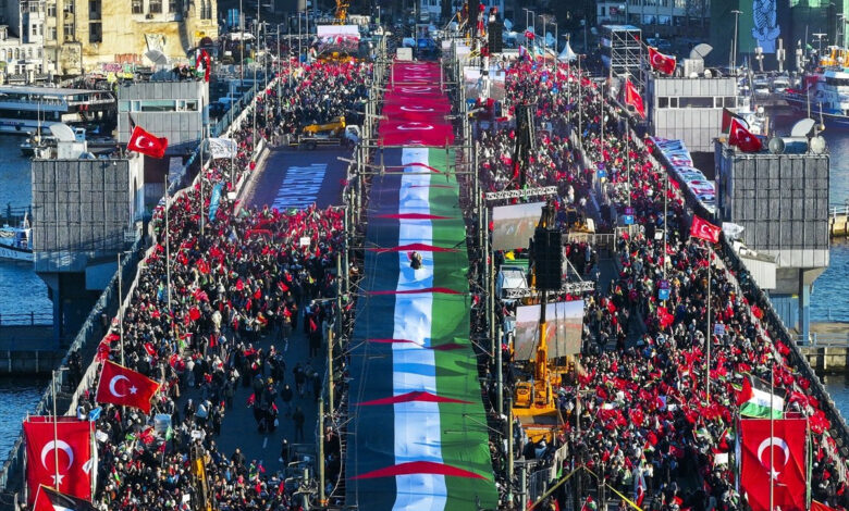 عشرات الآلاف في مسيرة حاشدة بإسطنبول تضامناً مع فلسطين: لن نرضخ ولن ننسى 1 عشرات الآلاف في مسيرة حاشدة بإسطنبول تضامناً مع فلسطين: لن نرضخ ولن ننسى