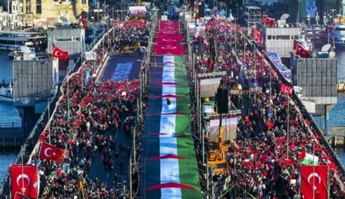 zHf4E "في فجر العام الجديد.. إسطنبول تجدد عهد الوفاء لفلسطين بمسيرة حاشدة فوق جسر غالاطة"