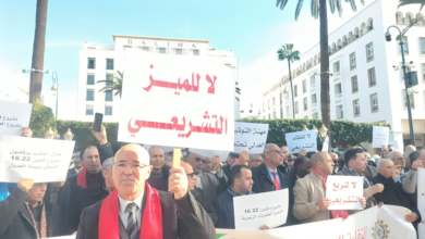 "أمام البرلمان.. العدول يرفعون شعار 'ارحل' في وجه مشروع القانون 16.92" 4 عدول