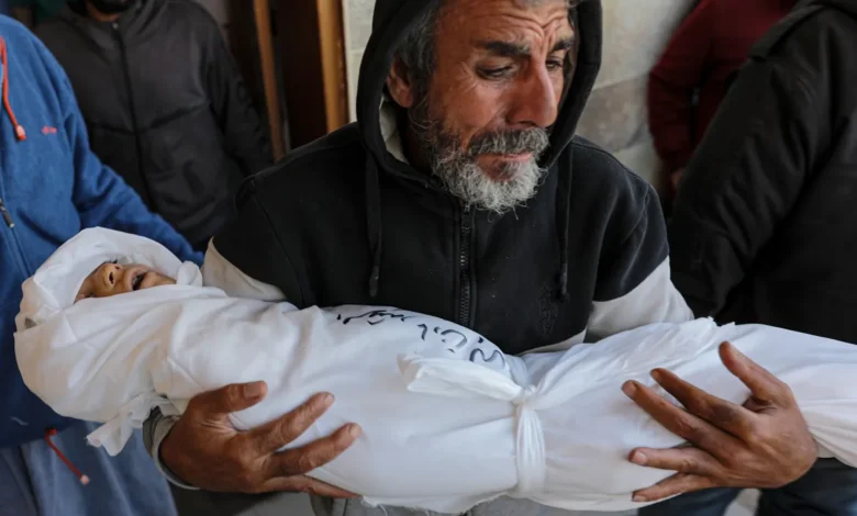 ثلاثة فلسطينيين أصيبوا جراء إطلاق النار من قبل الجيش الإسرائيلي في جنوب غزة. 1 11850445 1700579708