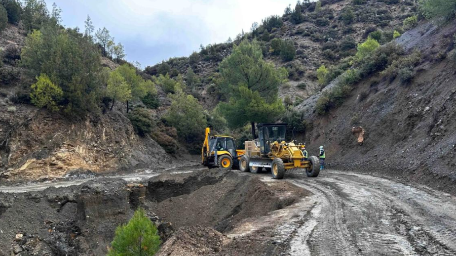 12بي-1 تازة: فرق ميدانية تعمل باستمرار في كاف الغار لاستعادة فتح المسالك بعد الفيضانات.