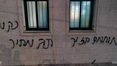 مستوطنون يضرمون النار في مسجد "أبو بكر الصديق" غرب نابلس ويكتبون عبارات تهديدية 1 NfcDd