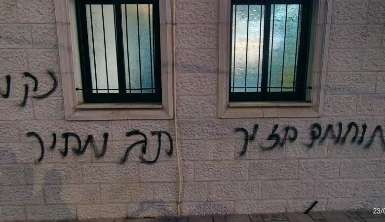 مستوطنون يضرمون النار في مسجد "أبو بكر الصديق" غرب نابلس ويكتبون عبارات تهديدية 1 NfcDd