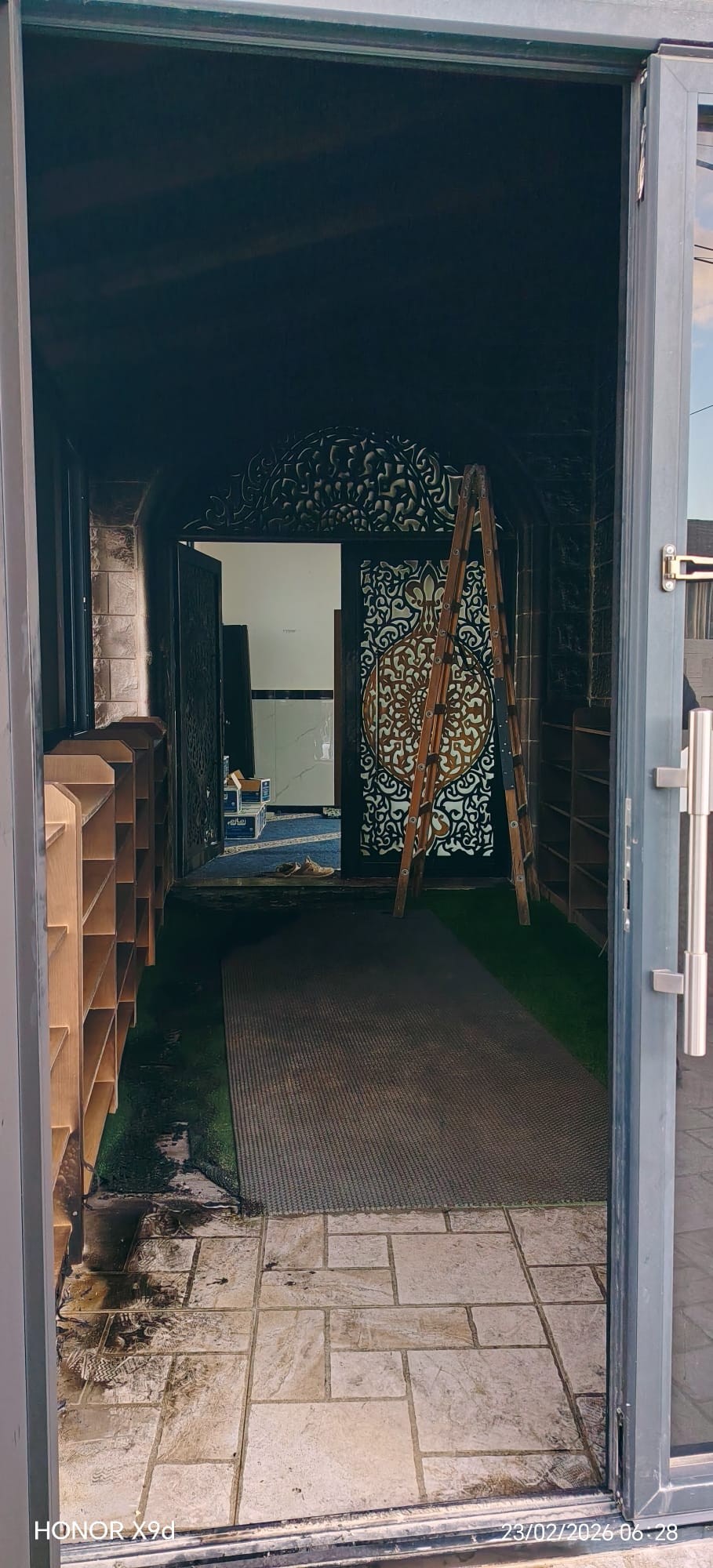 XP1qC مستوطنون يضرمون النار في مسجد "أبو بكر الصديق" غرب نابلس ويكتبون عبارات تهديدية