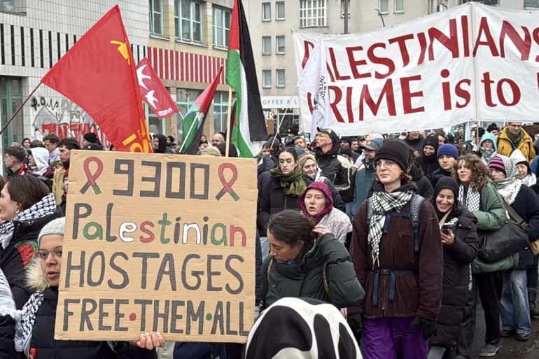 berlin-6-1770501747 مظاهرات تجتاح عواصم أوروبية احتجاجاً على الدعم المقدم لإسرائيل والحرب على إيران.