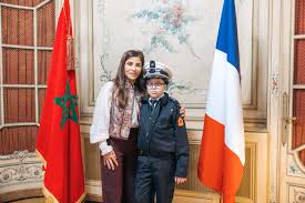 telechargement-39 "بطل الصمود اليومي".. سفارة المغرب بباريس تحتفي بالطفل نزار وتحقق حلمه بزي الأمن الوطني