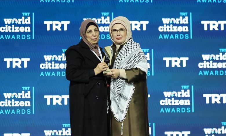 أمينة أردوغان تسلم جائزة صحفي فلسطيني قتلته إسرائيل لوالدته 1 أمينة أردوغان تسلم جائزة صحفي فلسطيني قتلته إسرائيل لوالدته