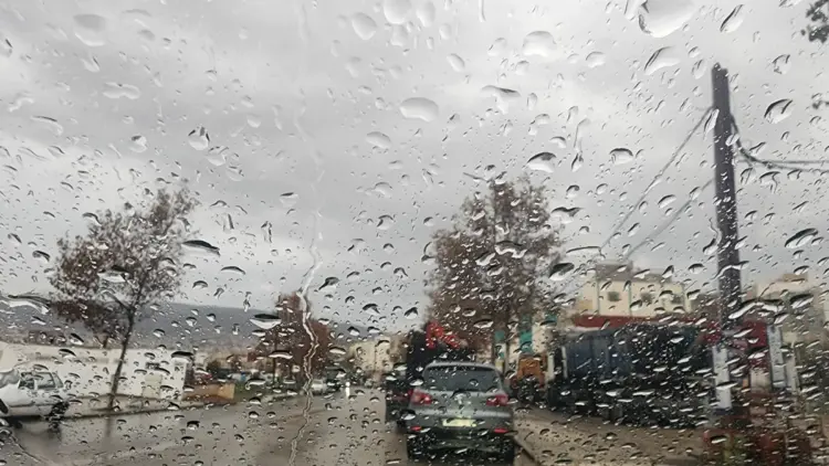 توقعات باستمرار الطقس البارد نسبيا وأمطار ورذاذ وغيوم وهبات ريح مع انخفاض في درجات الحرارة في النهار اليوم الاثنين 1 IMG 7363 750x422 1