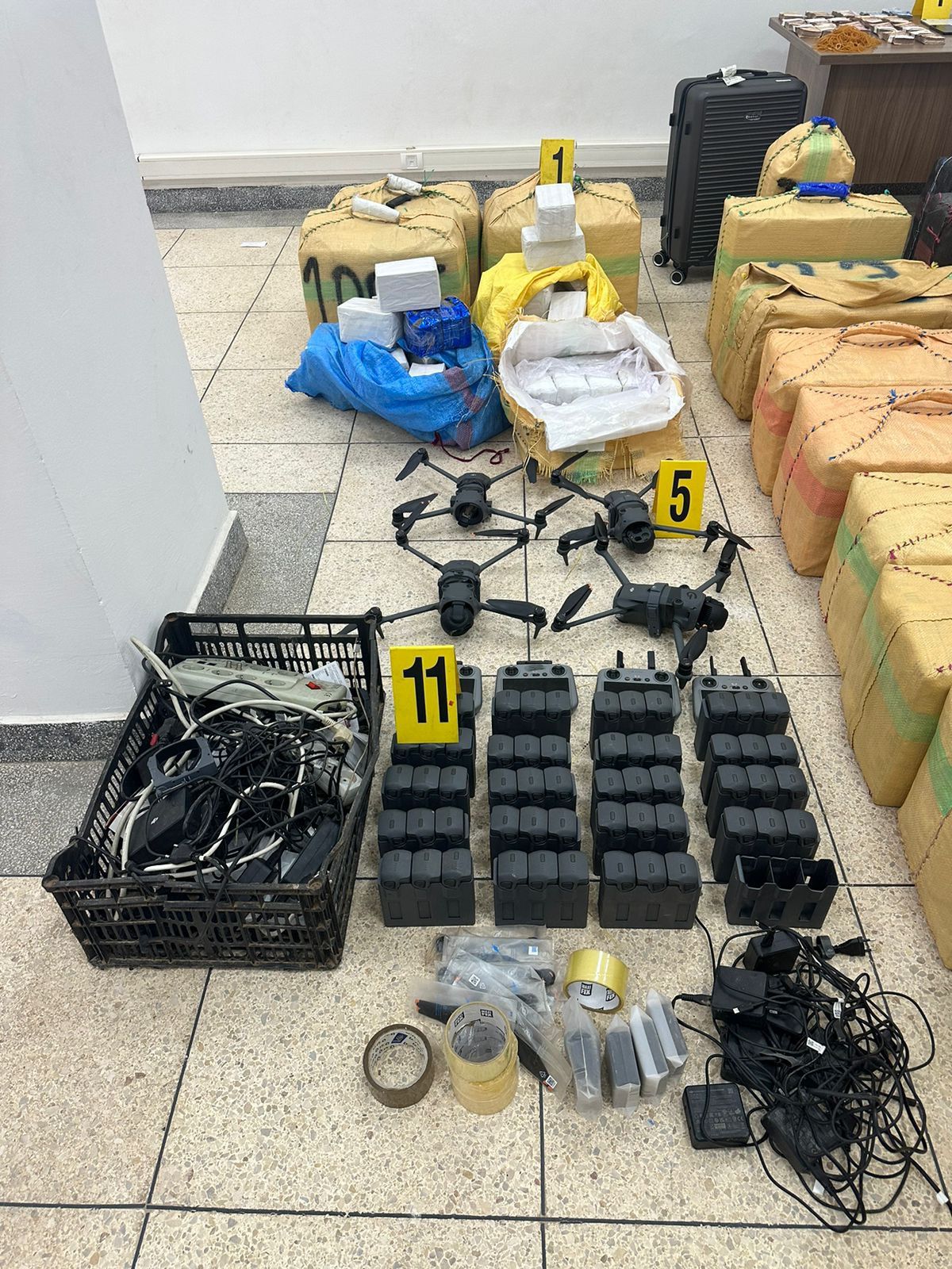 WhatsApp-Image-2026-04-23-at-00.04.26-1 أمن وجدة والـ "ديستي" حجز 465 مليون سنتيم و700 كلغ من الشيرا وتوقيف 8 أشخاص بينهم جزائري