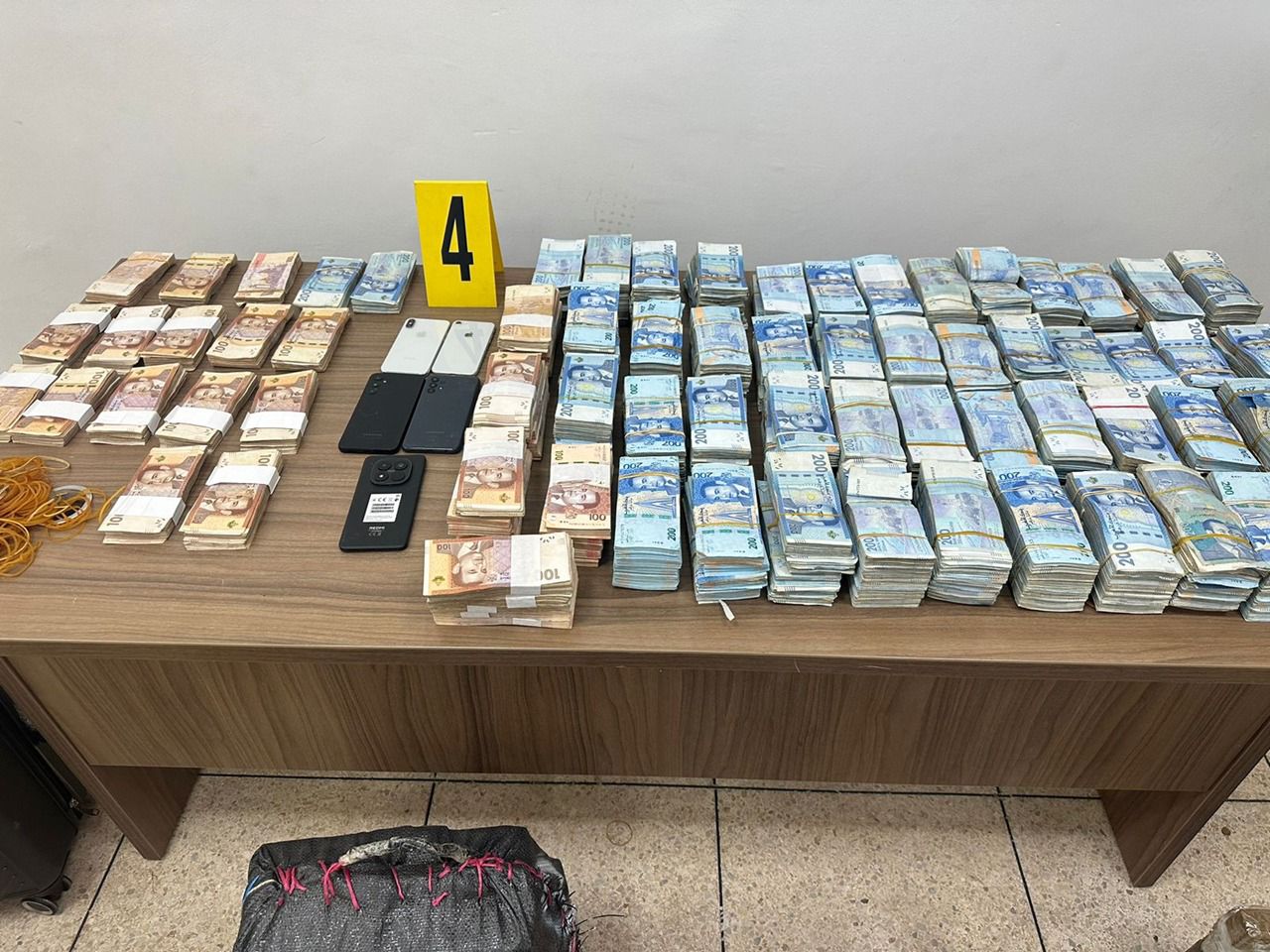 WhatsApp-Image-2026-04-23-at-00.04.27 أمن وجدة والـ "ديستي" حجز 465 مليون سنتيم و700 كلغ من الشيرا وتوقيف 8 أشخاص بينهم جزائري