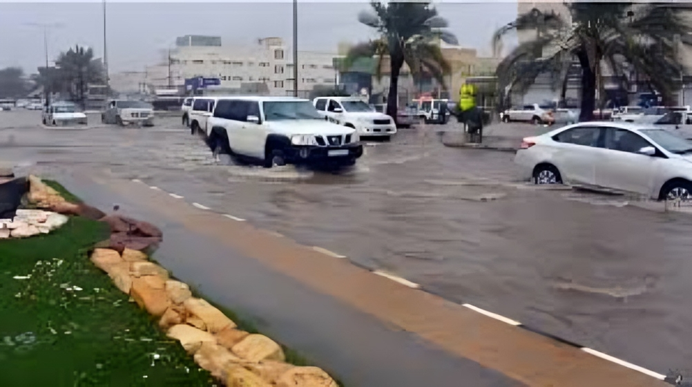 telechargement-18 السعودية: السيول في عدة مناطق، بما في ذلك الرياض، تؤدي إلى تعليق الدراسة يوم الأحد.