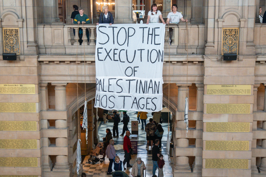 اغلاق-متحف-في-غلاسكو من سان فرانسيسكو إلى فنكوفر: مظاهرات ضخمة في مختلف أنحاء العالم احتجاجًا على قانون "إعدام الأسرى"**