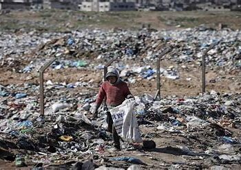 غزة.. “أونروا”: أطنان النفايات تحاصر خيام النازحين
