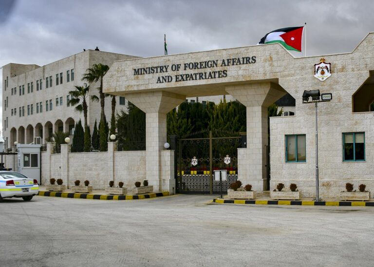 Secretary_Pompeo_Arrives_at_the_Ministry_of_Foreign_Affairs_in_Jordan_31721973077