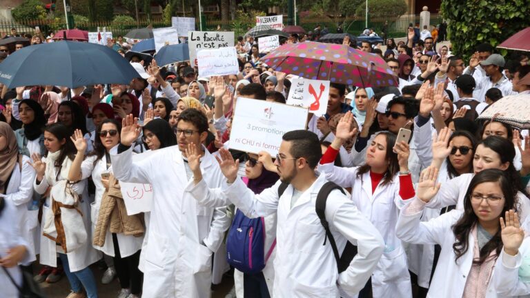 احتجاجات-طلبة-الطب-العام-و-الصيدلة-و-طب-الأسنان-9-1