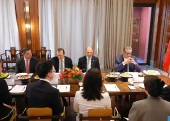 أخنوش يلتقي بشنغهاي برئيس مجموعة “صنرايز” الرائدة عالميا في صناعة النسيج